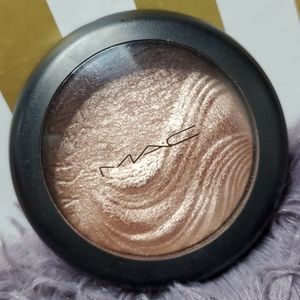 MAC Superb Extra Dimension Skinfinish